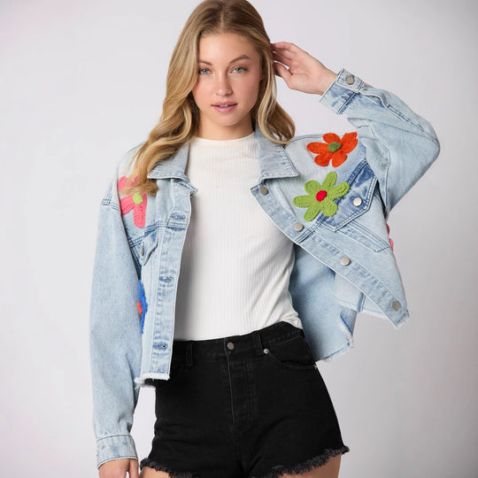Damen cropped Jeansjacke mit bunten Football-Patches und lässigem Schnitt R&B