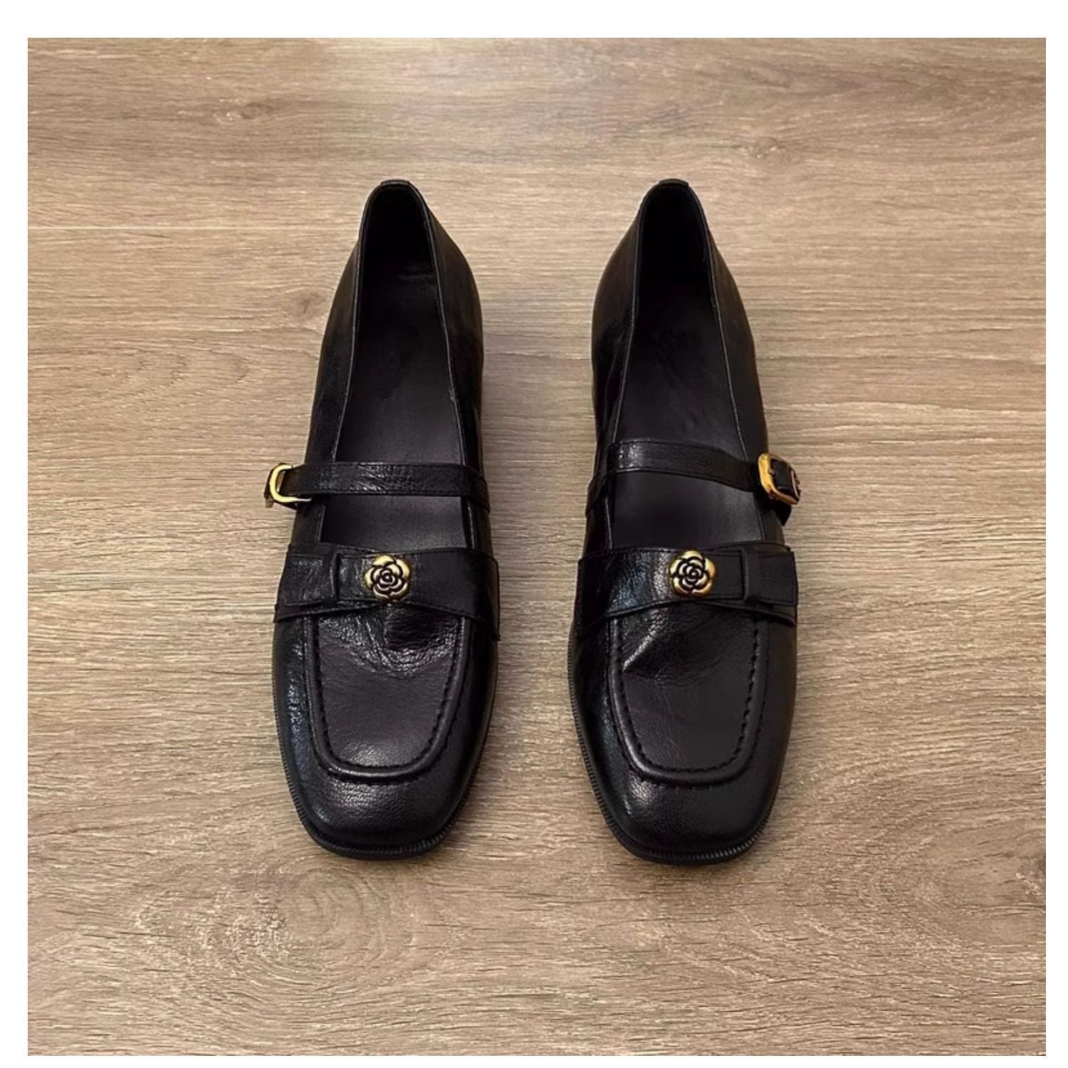Damen Mokassins mit elegantem Riemen und luxuriösem Metall-Detail