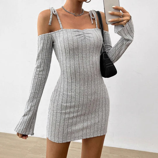 Damen Off-Shoulder Minikleid mit Rüschendetails und feinem Rippstrick R&B