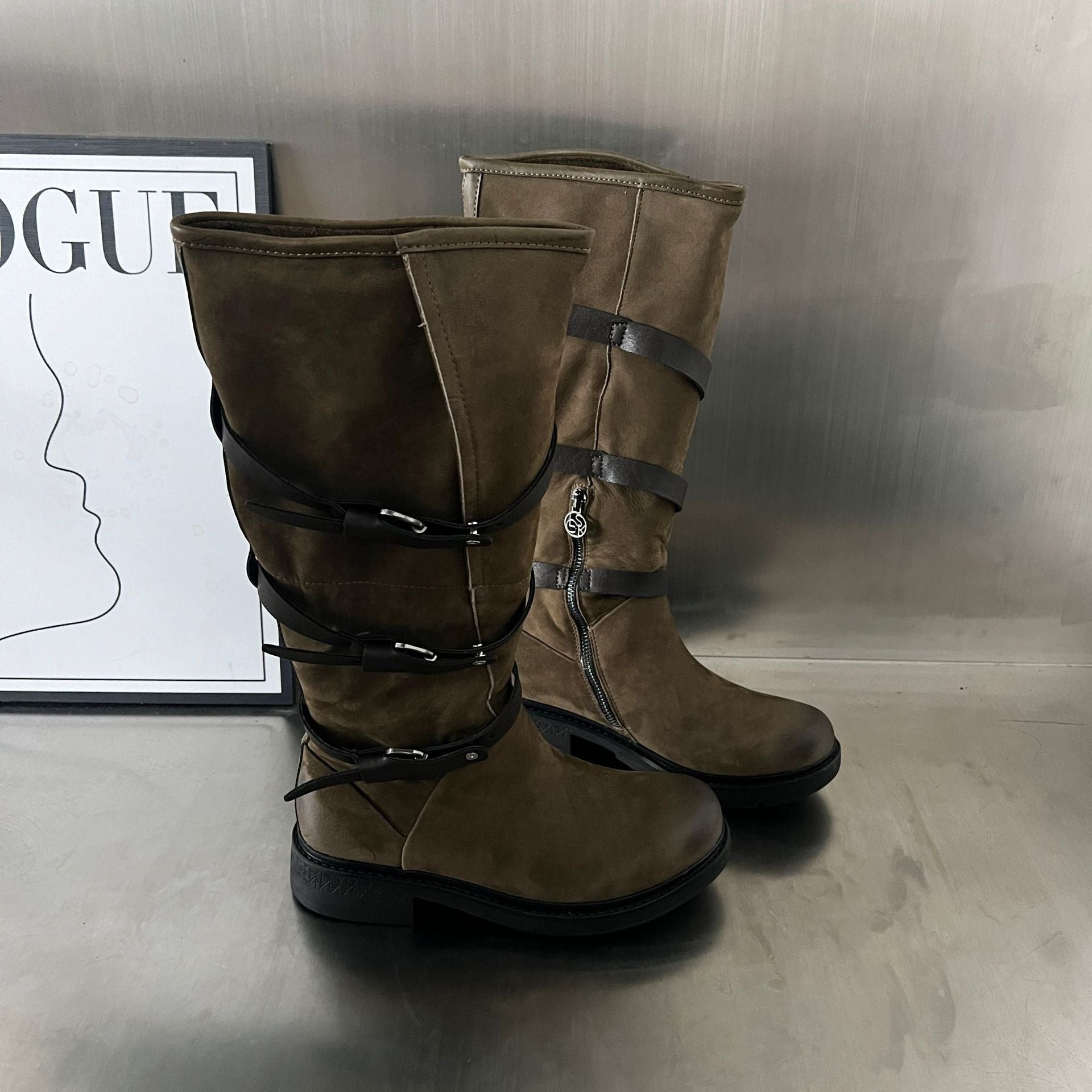 Damen Modische Stiefel mit praktischem Reißverschluss und eleganten Riemen R&B