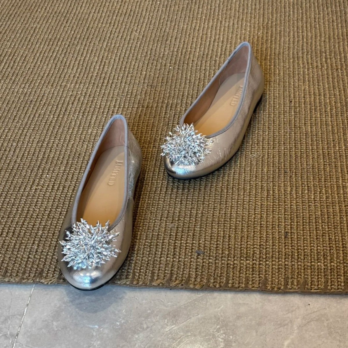 Damen Ballerinas mit außergewöhnlichem Blumendekor und glänzender Oberfläche