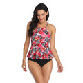 Damen Bademode mit femininer Rüsche und floralen Applikationen