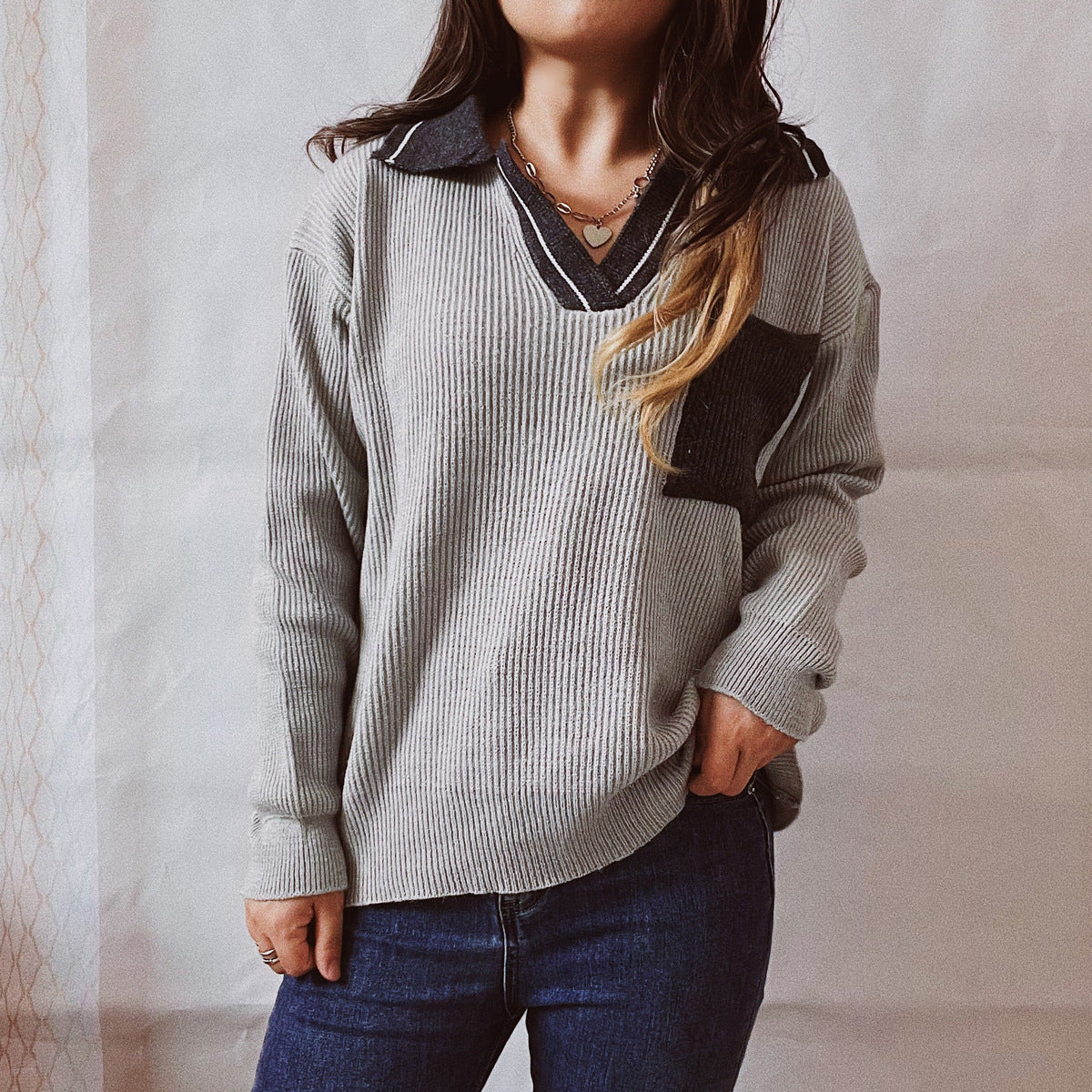 Damen lässiger V-Ausschnitt Pullover mit strukturiertem Rippdesign und kontrastierendem Kragen R&B