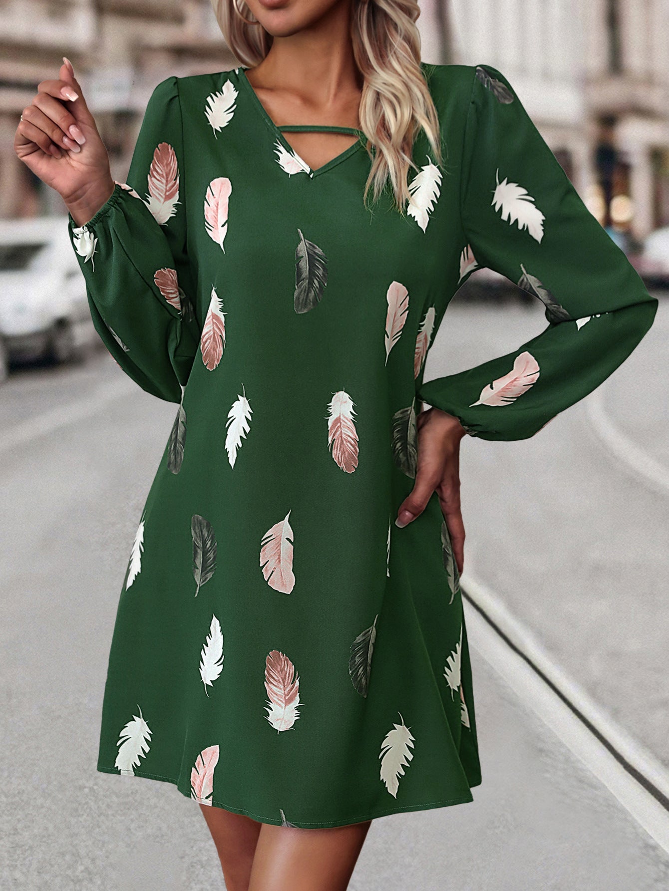 Damen Kleid mit modischem Federprint und edlen V-Ausschnitt R&B