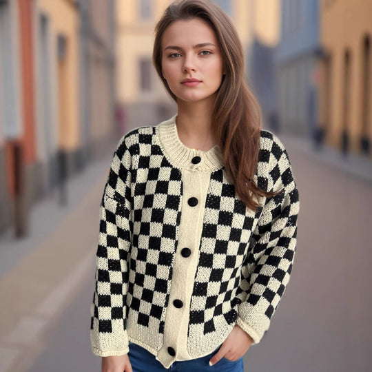 Damen Grobstrickjacke mit modernem Karomuster und praktischen Knopfdetails R&B