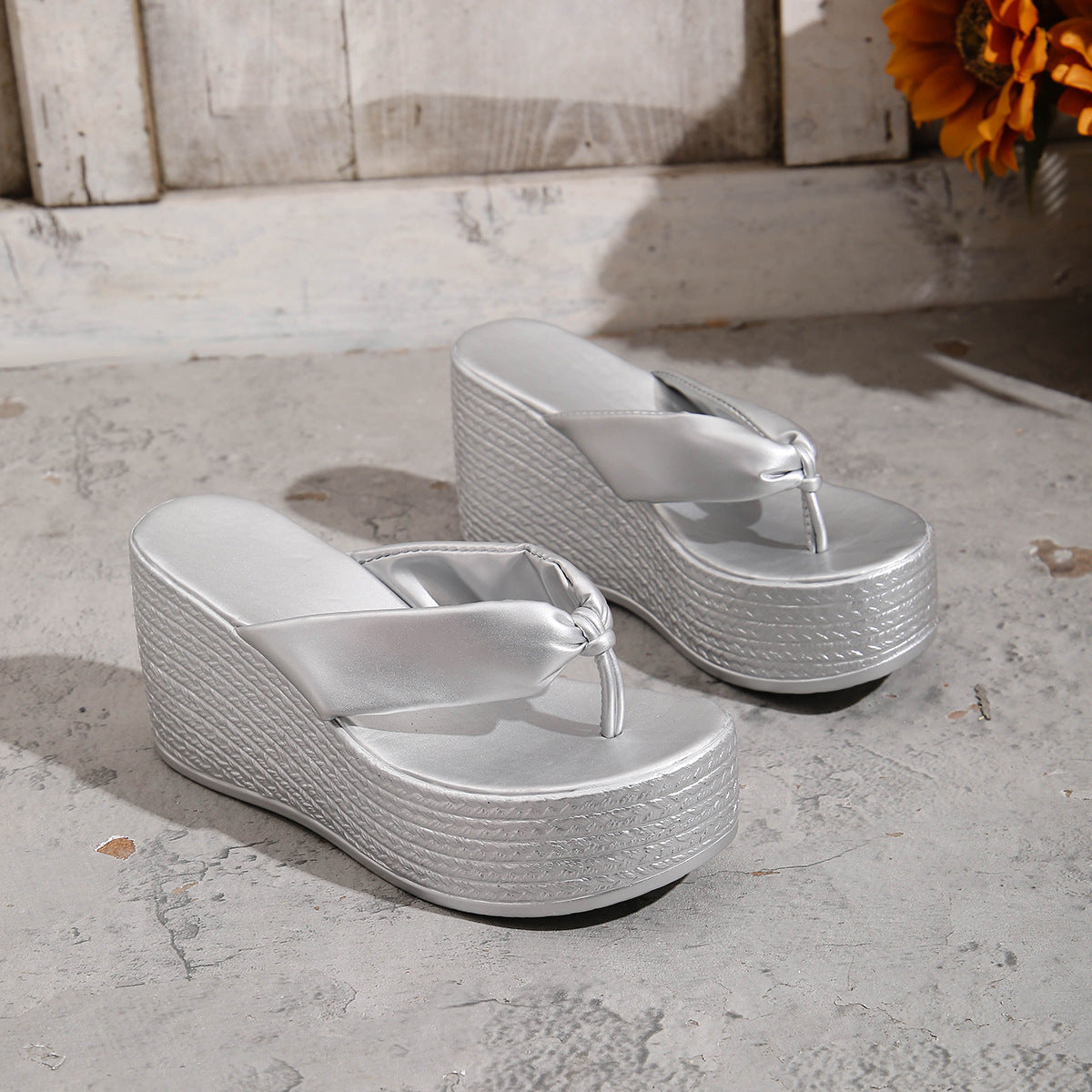 Damen elegante Keil-Sandalen mit glänzenden Details R&B