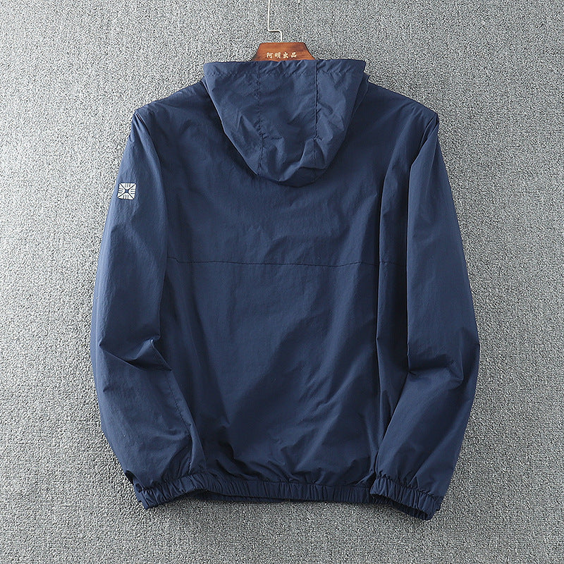 Herren leichte Windjacke mit verstellbarem Kapuzenkragen und atmungsaktiven Einsätzen Hedi-Mode