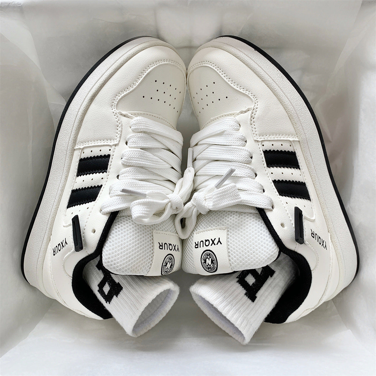 Damen Stylische Sneakers mit perforierter Oberfläche und sportlicher Sohle R&B