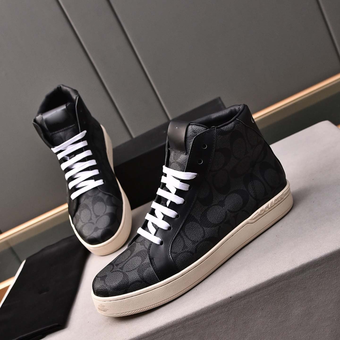 Damen Sportliche High-Top Sneakers mit modischem Oberflächendesign R&B