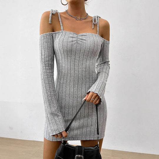 Damen Off-Shoulder Minikleid mit Rüschendetails und feinem Rippstrick R&B