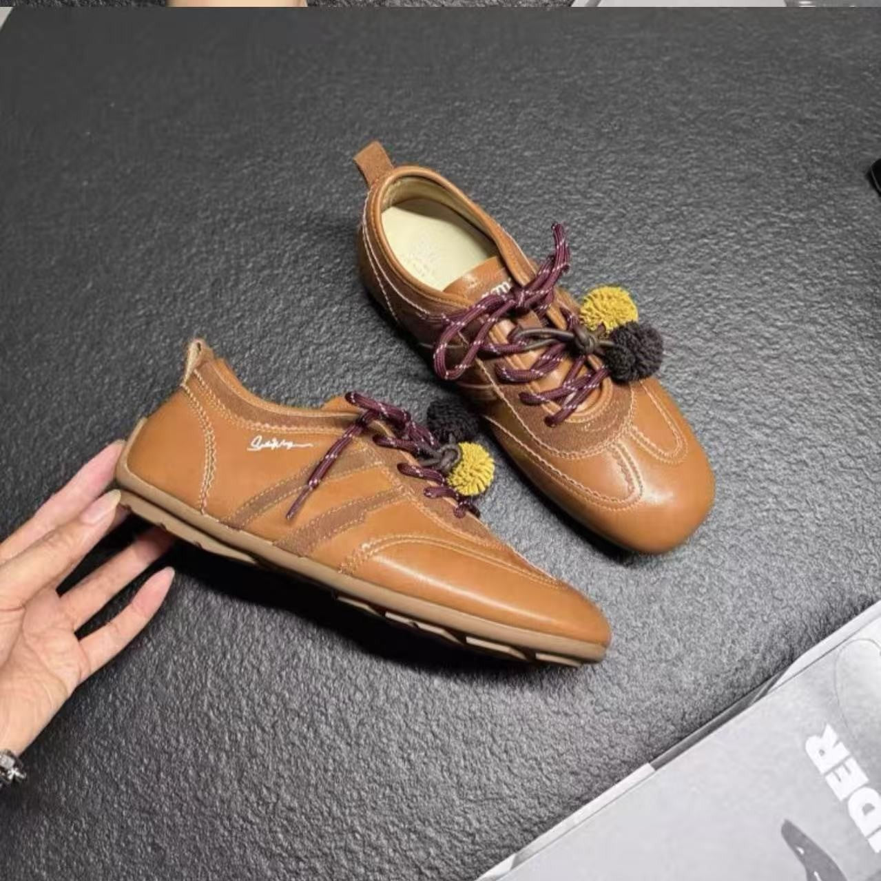 Damen Sneakers mit verspieltem Pompon-Design und bequemer Sohle R&B