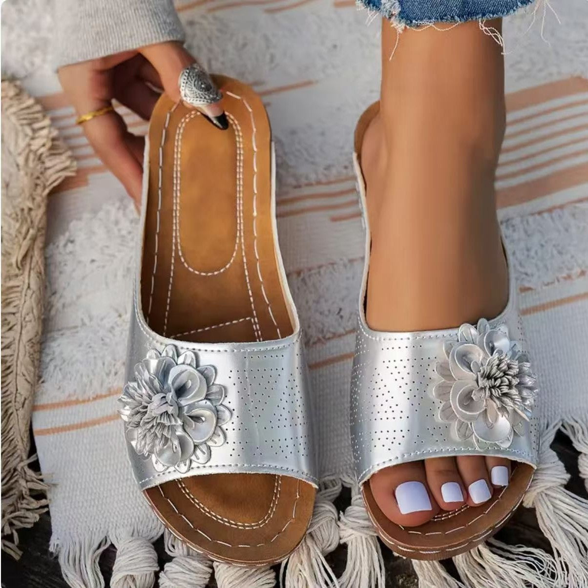 Damen Pantolette mit modischer Perforation und eleganter Blumenapplikation R&B