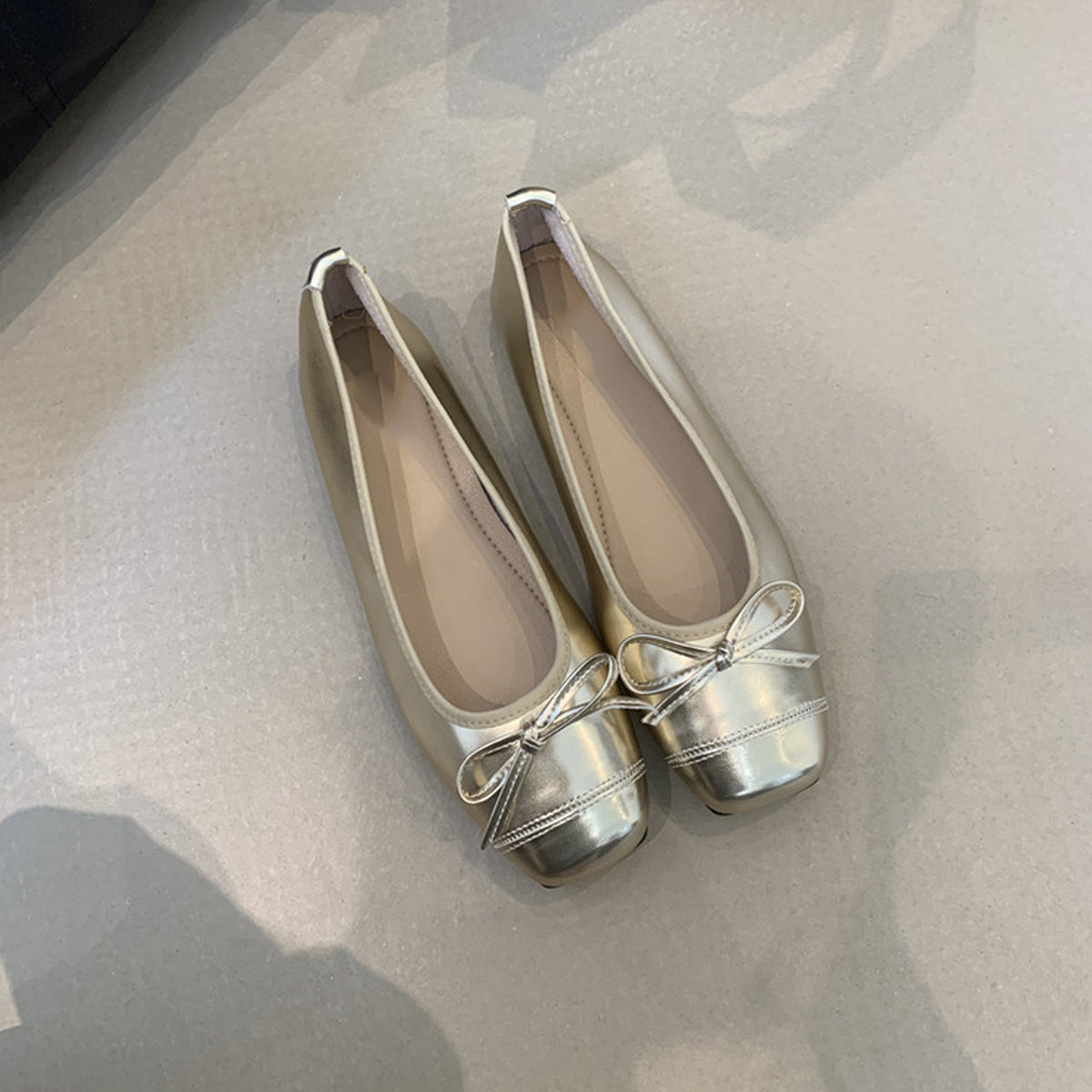 Damen elegante Ballerinas mit glänzendem Obermaterial und zierlicher Schleifenverzierung R&B