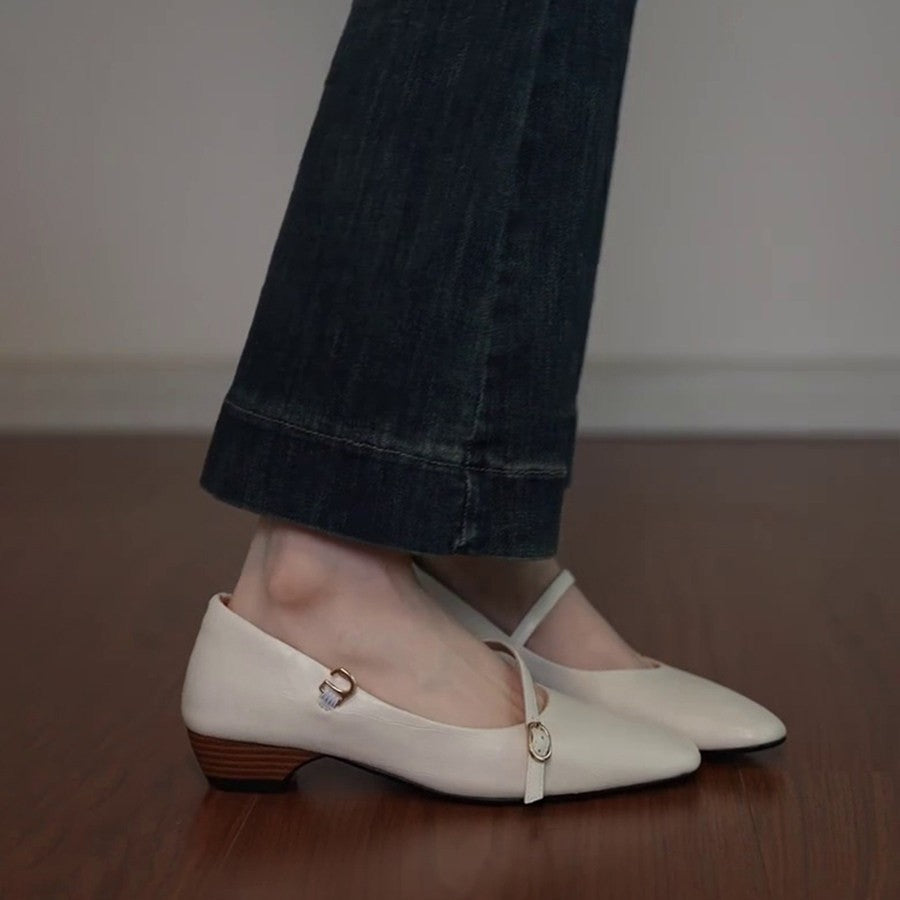 Damen spitz zulaufende Ballerinas mit elegantem Riemen und moderatem Blockabsatz