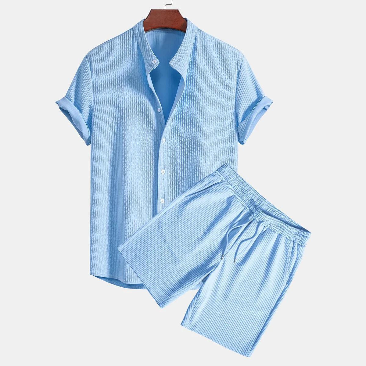 Poloshirt aus Samt und Shorts aus Samt.