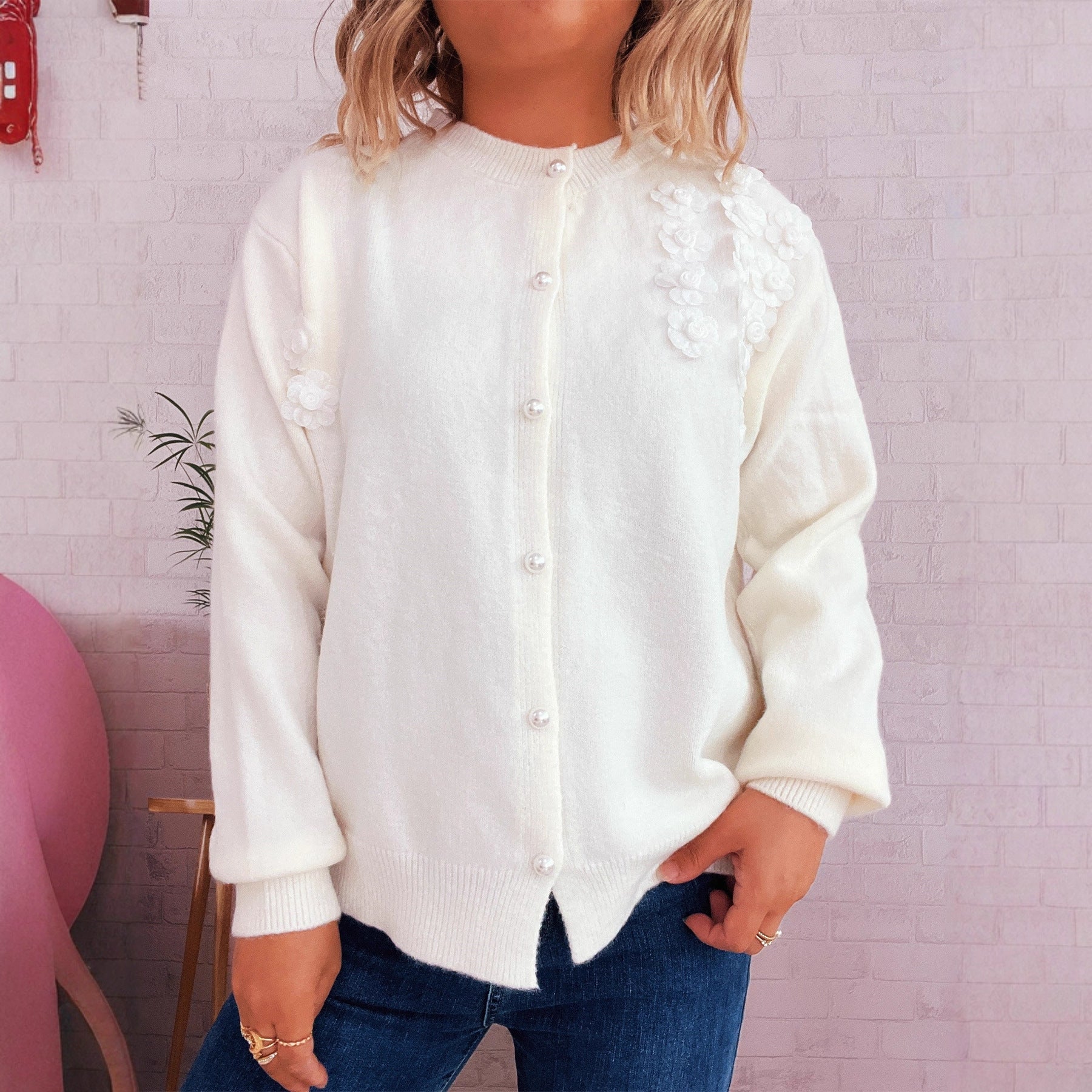Damen Strickjacke mit floralem Design und eleganten Perlenknöpfen R&B
