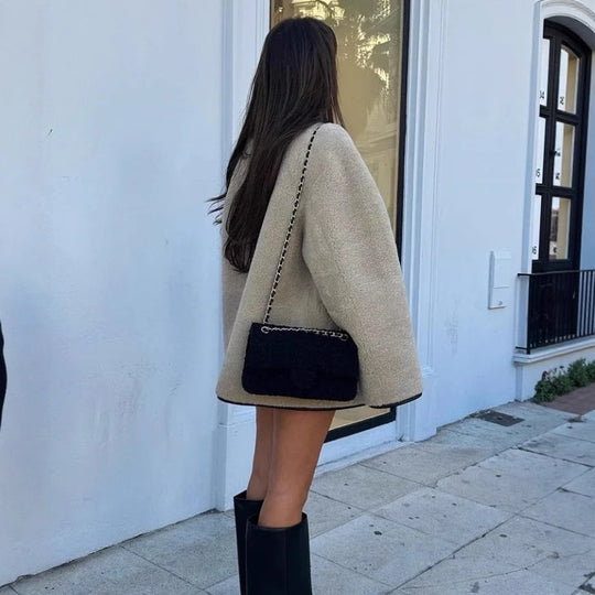 Damen Kuschelige Teddyjacke mit kontrastierenden Knopfdetails und Taschen R&B