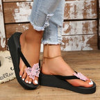 Damen Wedge-Zehentrenner mit glamourösem Blumendesign und rutschfester Sohle R&B