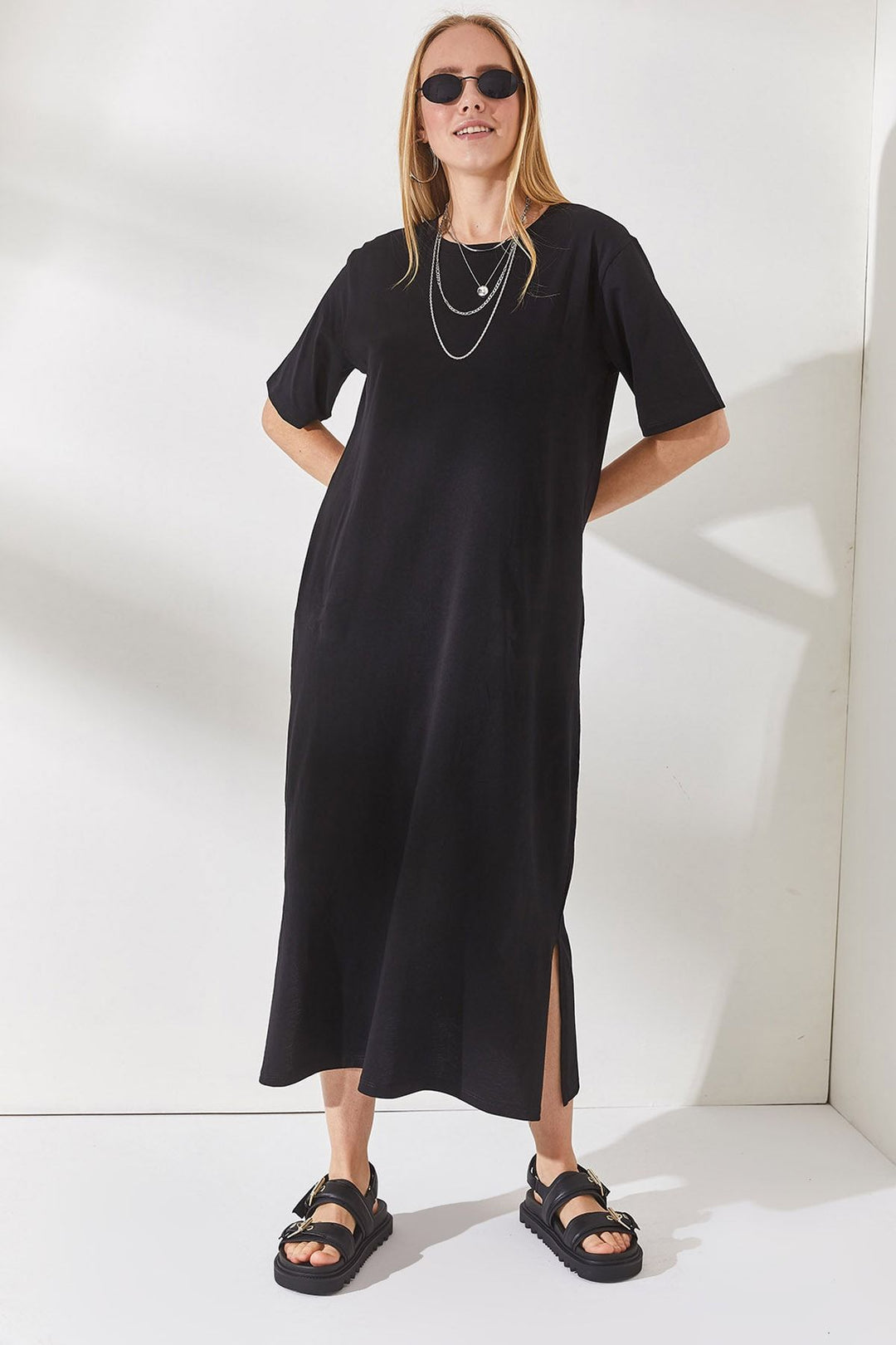 Damen schlichtes langärmliges Kleid mit seitlichen Schlitzen und komfortablem Schnitt R&B