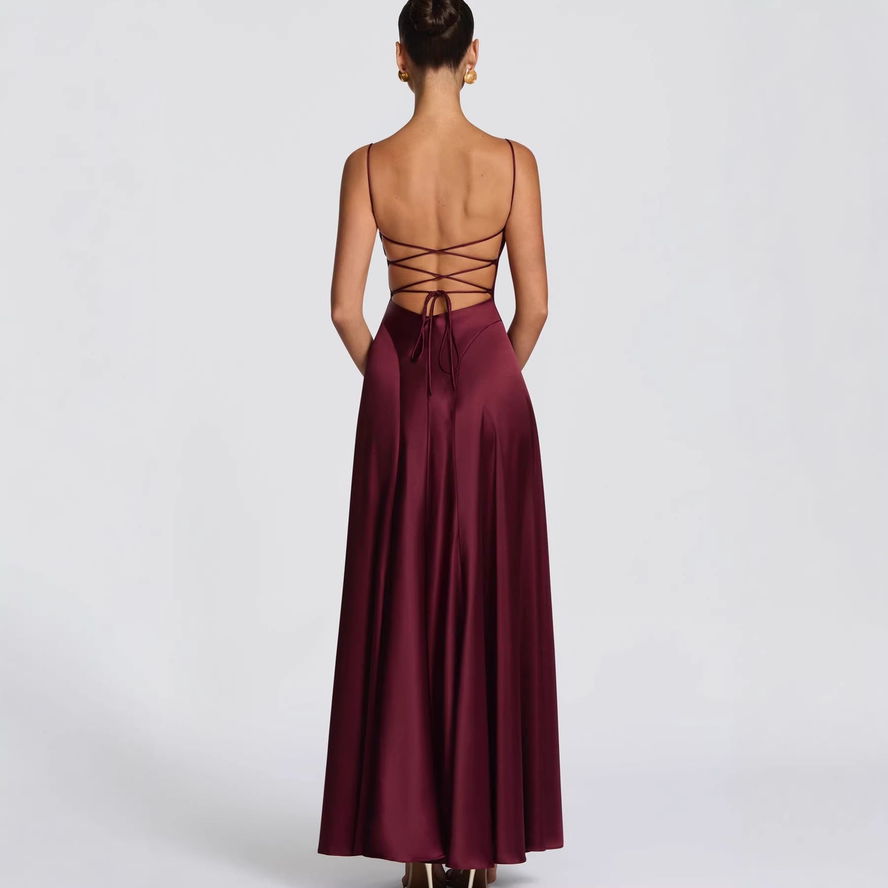 Damen Elegantes Maxikleid mit raffinierten Spaghetti-Trägern und fließendem Satin EB