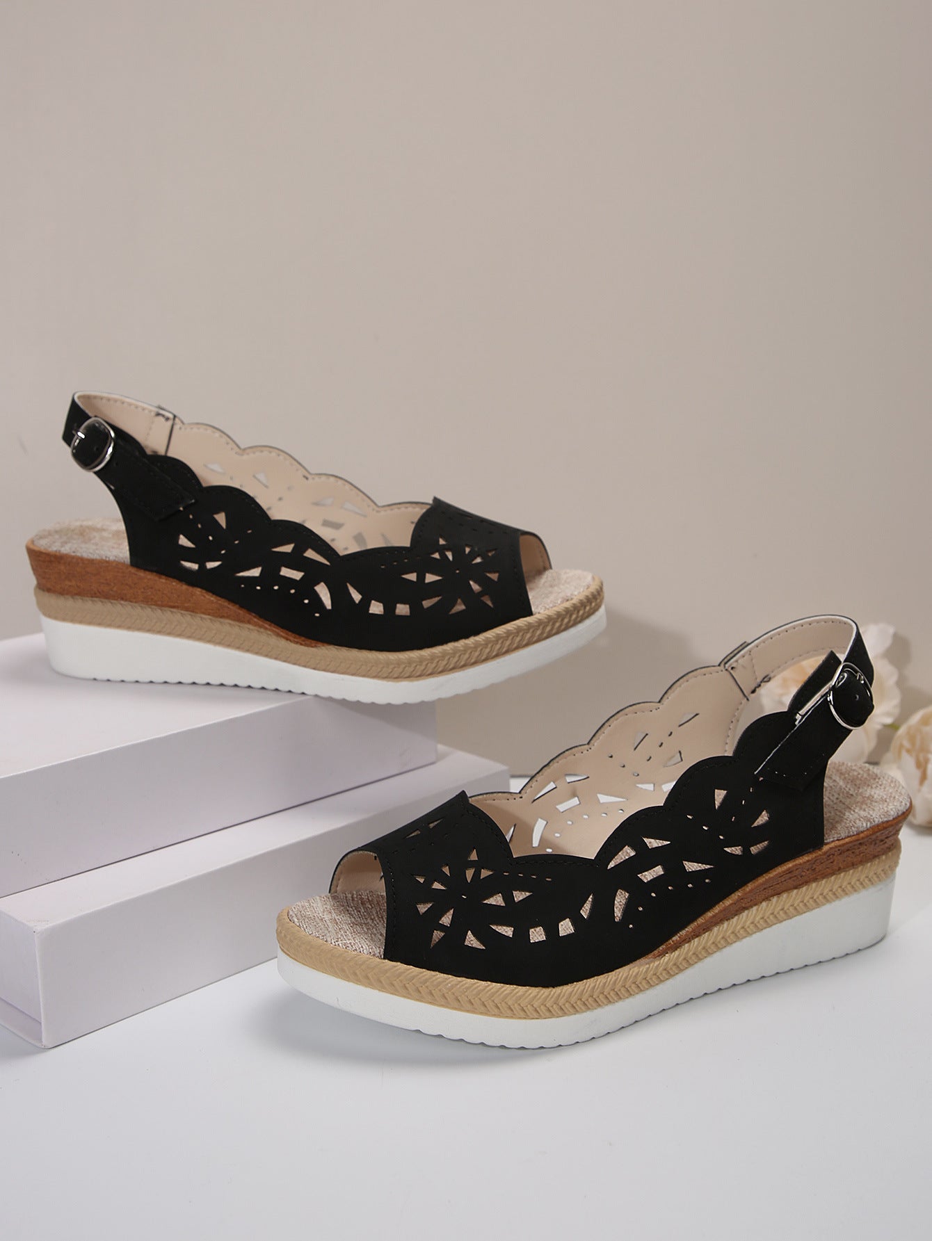 Damen Wedge-Sandalen mit elegantem Lochmuster und komfortabler Fußbettung R&B
