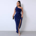 Elegantes Kleid mit One-Shoulder-Pailletten und hohem Schlitz