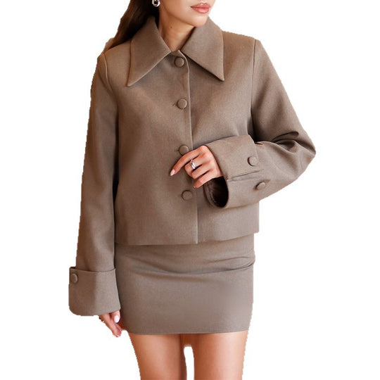 Damen Elegante Kurzjacke mit weitem Kragen und Knopfdetail R&B