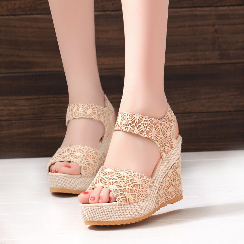 Damen Wedge-Sandalen mit floralem Spitzen-Design und bequemem Fußbett R&B
