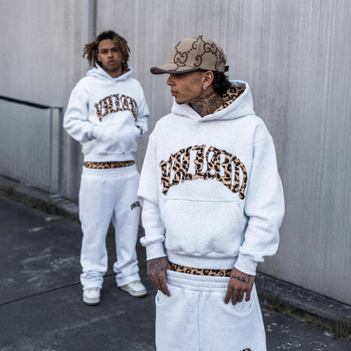 Damen nan hochgeschnittene Jogginghose mit ausgestelltem Bein, elastischem Rüschbund und Leo-Stickdetail R&B