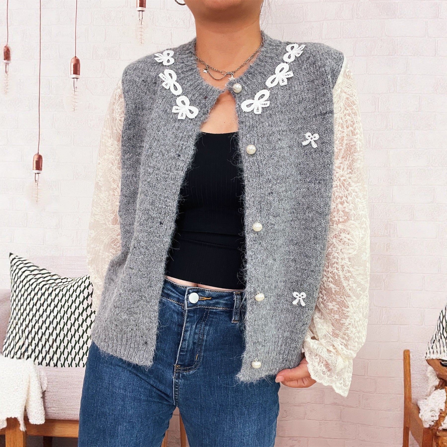Damen Strickjacke mit romantischen Spitzendetails und eleganten Knopfverschlüssen R&B