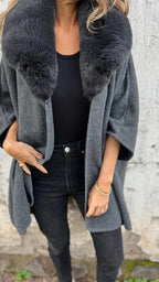 Damen Kapuzenjacke mit luxuriösem Kunstpelzkragen und modernem Schnitt