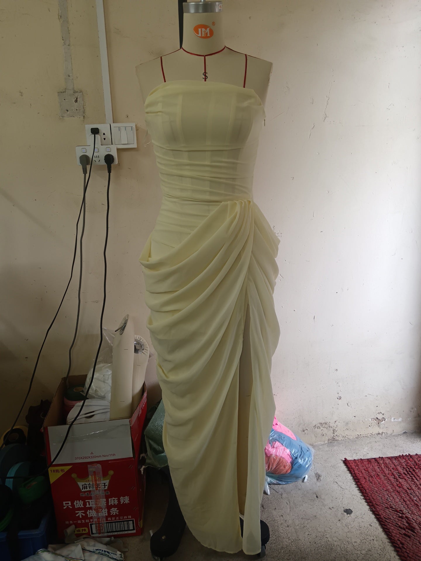 Damen Elegantes Abendkleid mit Off-Shoulder-Design und Fließendem Cape R&B