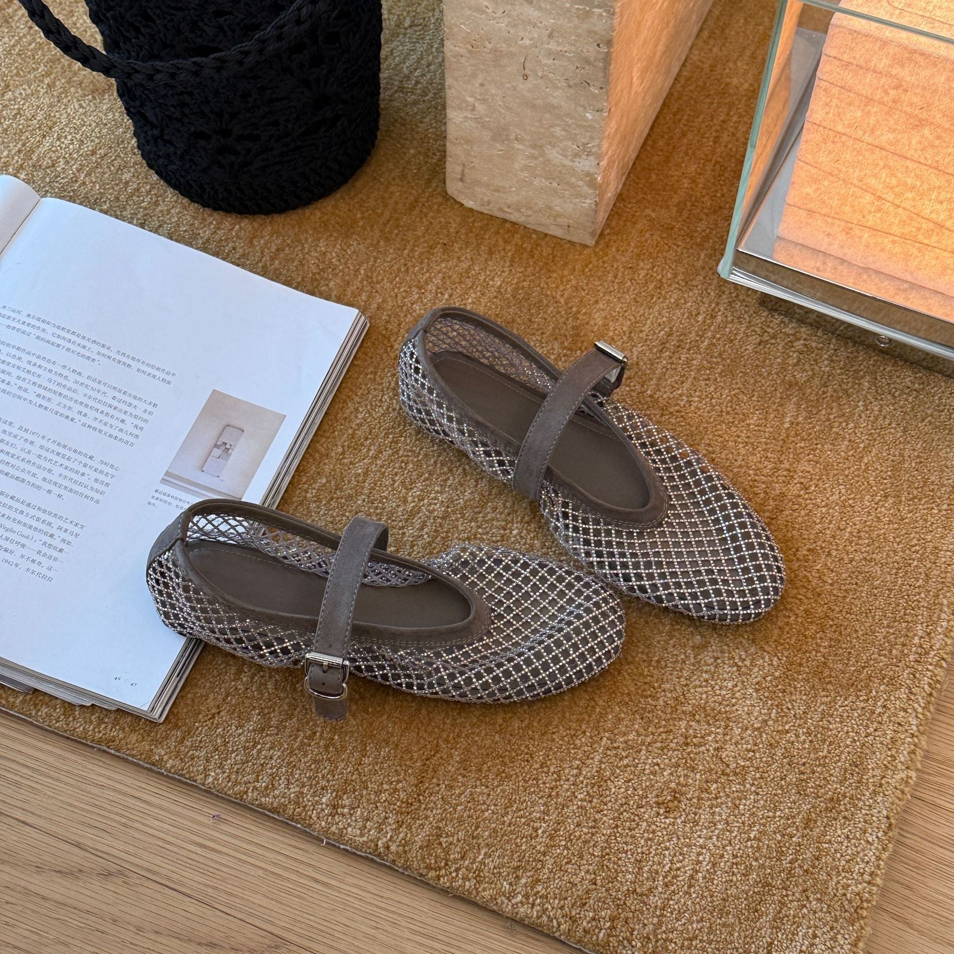 Damen Elegante und modische Ballerinas mit verstellbaren Riemchen und hochwertiger Oberflächenstruktur