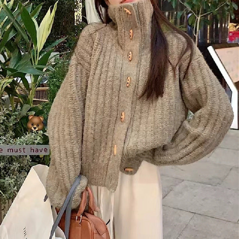 Damen Kuscheliger Strickpullover mit hohem Kragen und Knopfdetails R&B