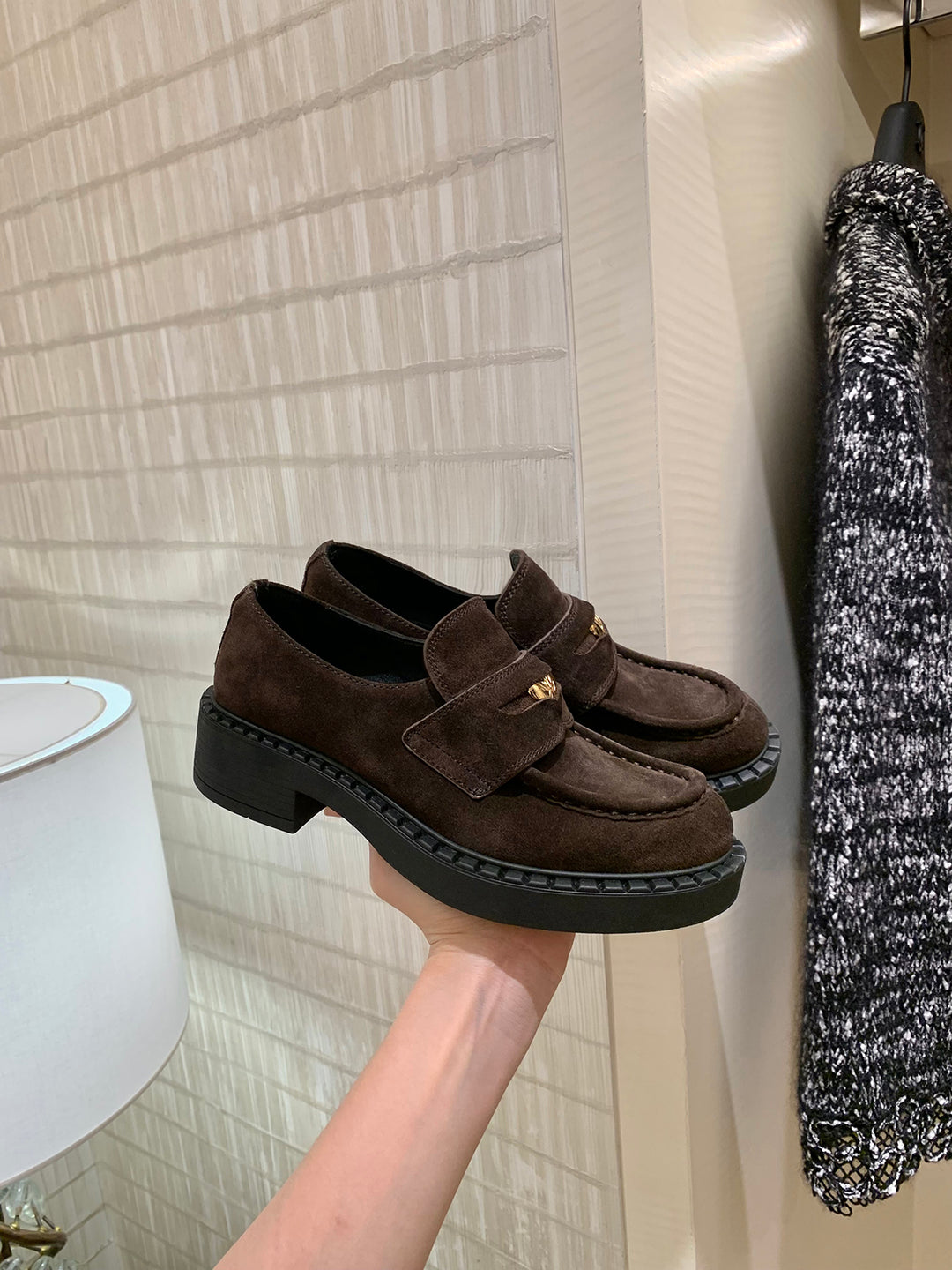 Damen elegante Loafers aus hochwertigem Lackleder mit modischen Riemen R&B