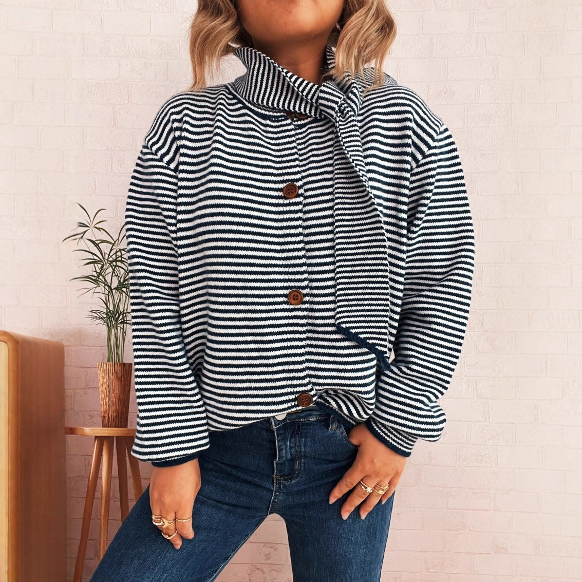 Damen gestreifte Strickjacke mit modernem Kragen und Knopfverschluss R&B