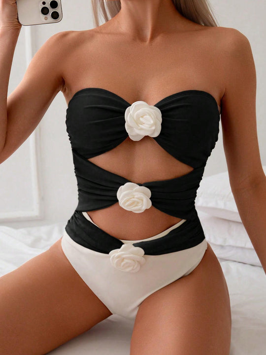 Damen Bandeau-Badeanzug mit eleganten Rüschen und floralen Akzenten R&B
