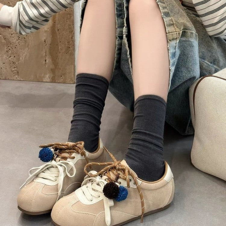 Damen Sneaker mit bunten dekorativen Pompons und hochwertigem Wildleder R&B