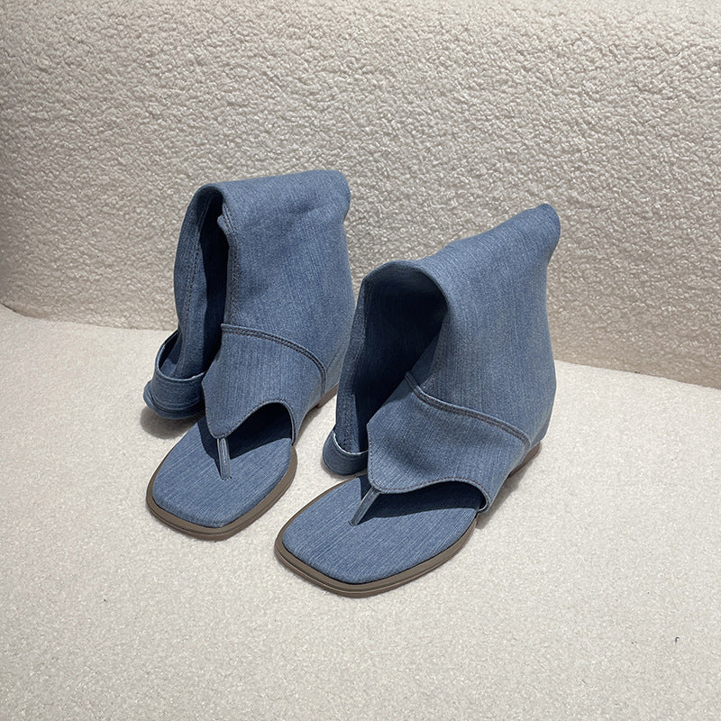 Damen nan wadenhoher Jeanslook-Stiefel mit Zehensteg offener Zehenpartie und verstellbarem Schnallenriemen R&B