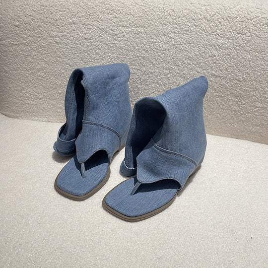 Damen nan wadenhoher Jeanslook-Stiefel mit Zehensteg offener Zehenpartie und verstellbarem Schnallenriemen R&B