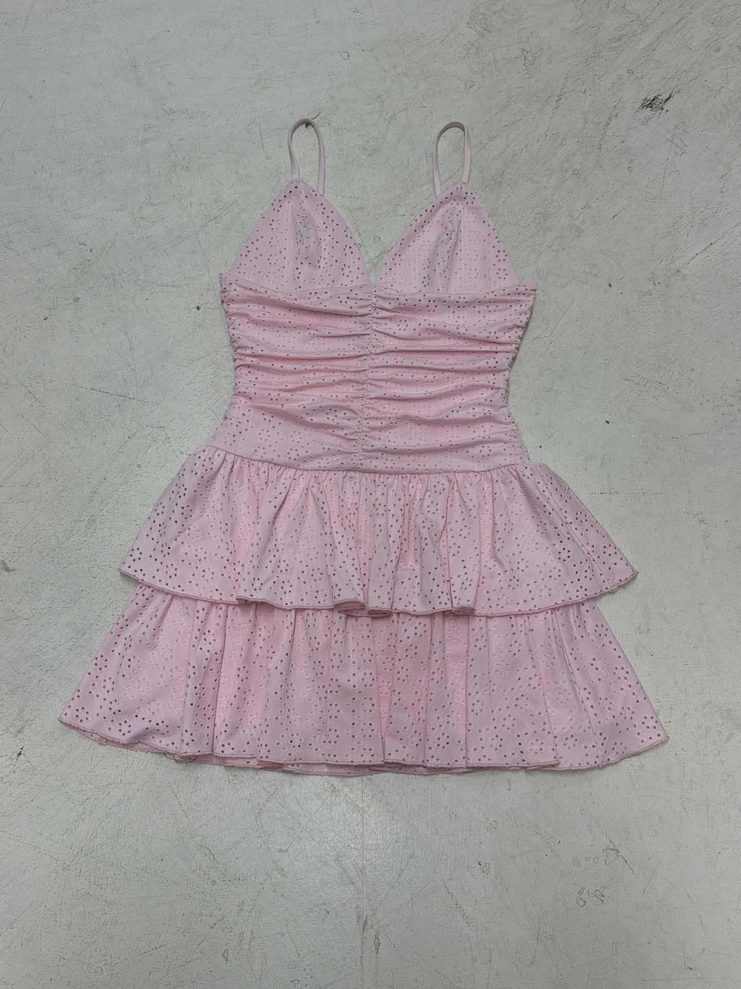 Damen Mini-Kleid mit voluminösem Rüschensaum und feinen Spitzendetails R&B