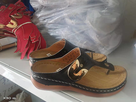 Damen Zehentrennersandalen mit modischem Riemendesign und komfortabler Fußbettung R&B