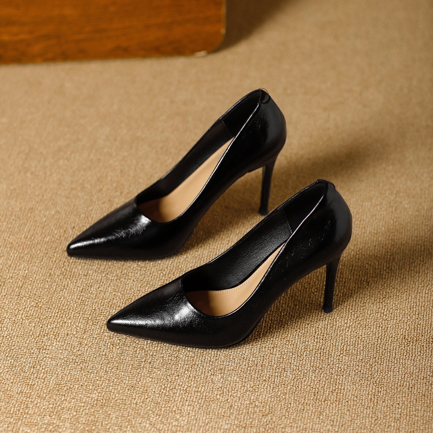 Damen elegante spitze Pumps mit hochwertiger Lederoberfläche
