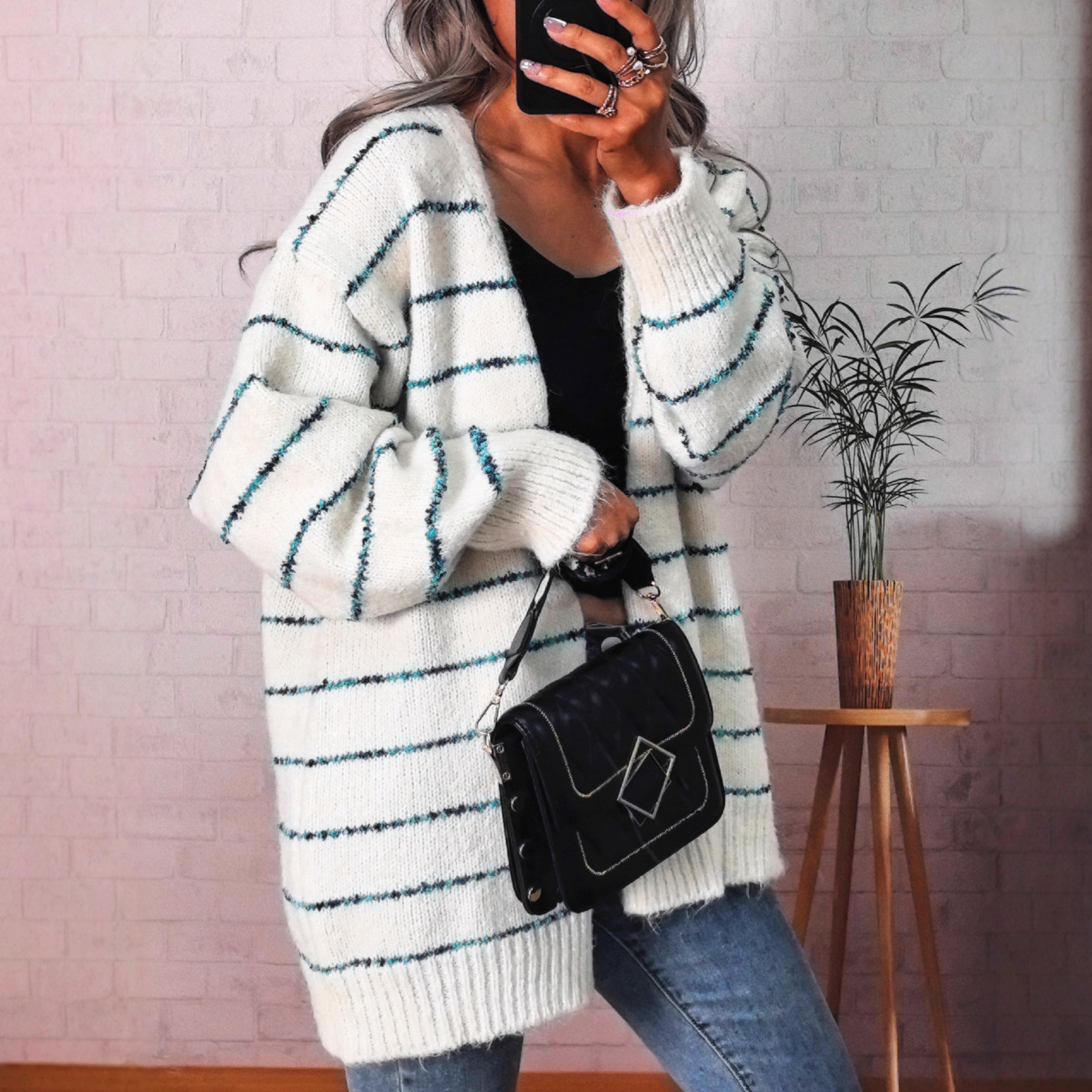 Damen Grobstrickjacke mit modischen Kontraststreifen und eleganten Knopfdetails R&B