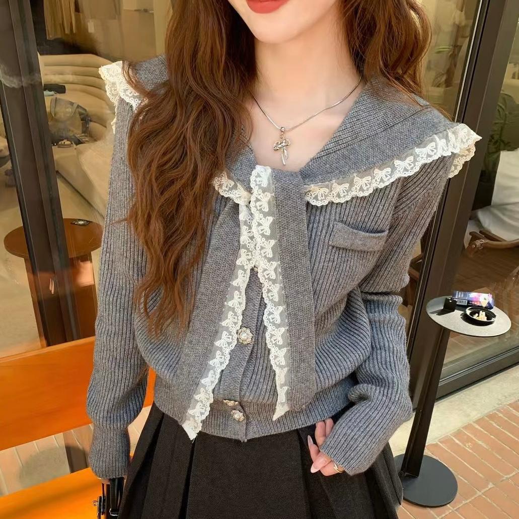 Damen Strickjacke mit Rüschen-Halsband und dekorativen Knöpfen R&B