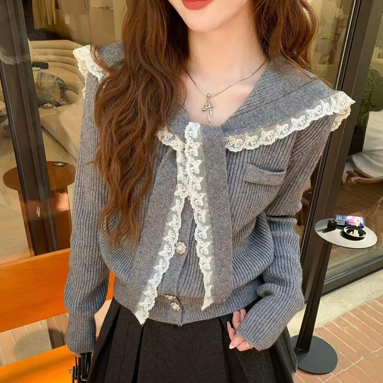 Damen Strickjacke mit Rüschen-Halsband und dekorativen Knöpfen R&B