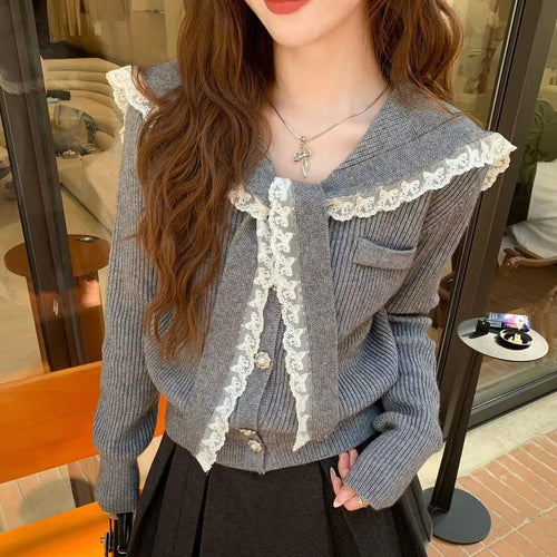 Damen Strickjacke mit Rüschen-Halsband und dekorativen Knöpfen R&B