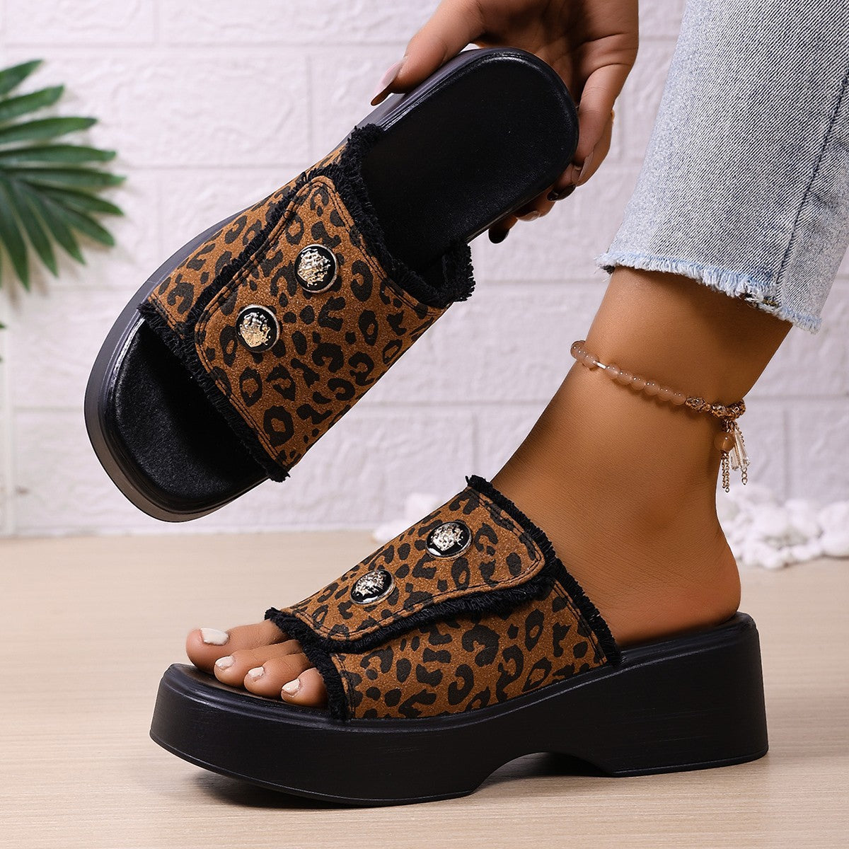 Damen Platform-Pantoletten mit modischen Knopfdetails und rutschfester Sohle R&B