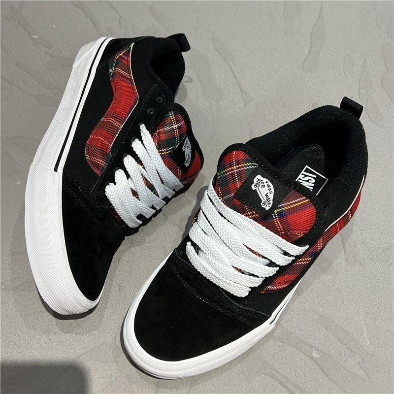 Damen Sneakers mit kariertem Obermaterial und robustem Veloursleder