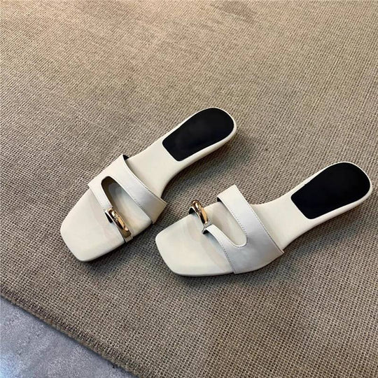 Damen Mules im modernen Metallic-Look mit verziertem Riemendesign R&B
